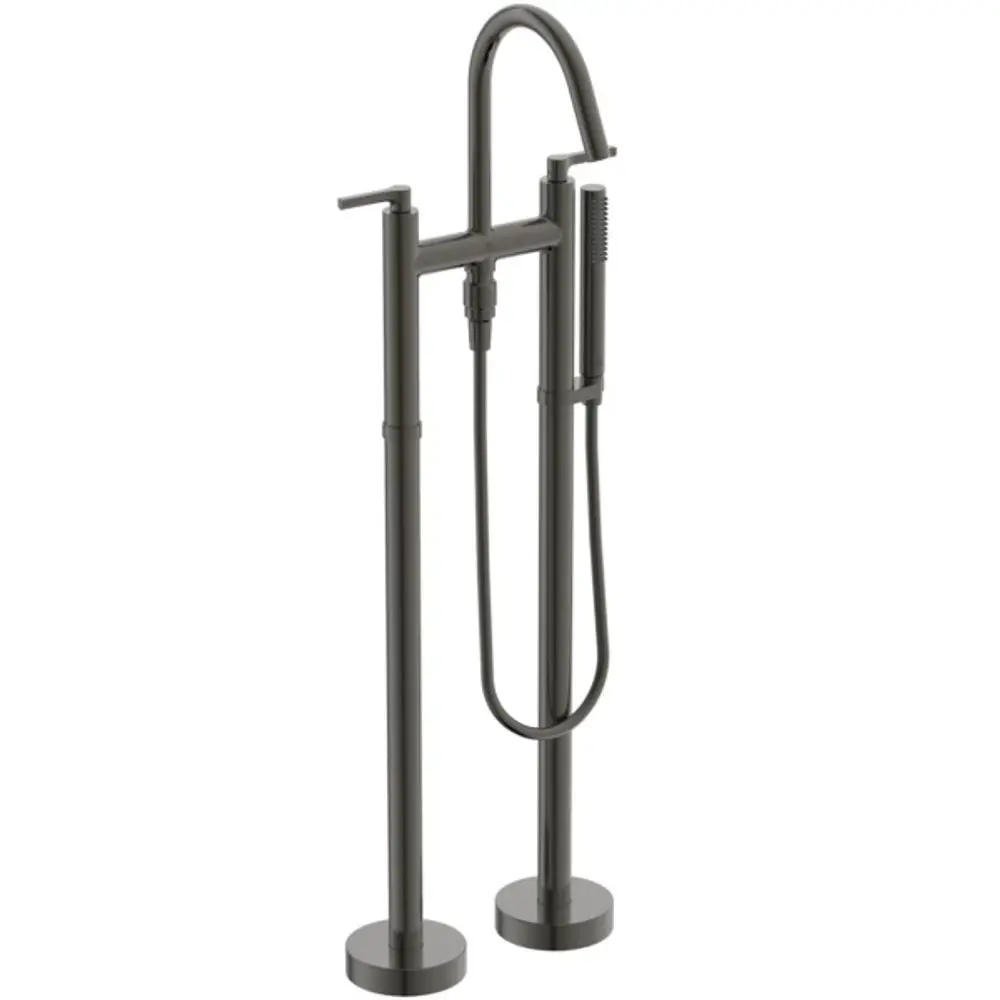 Freistehende Badearmatur in Magnetic Grey mit Hebelgriffen von Ideal Standard, bestehend aus einem hohen Wasserhahn und einem Handbrauseanschluss.